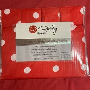 King size sheet set. Set includes 1- flat sheet, 1- fitted seet, 4- pillow cases